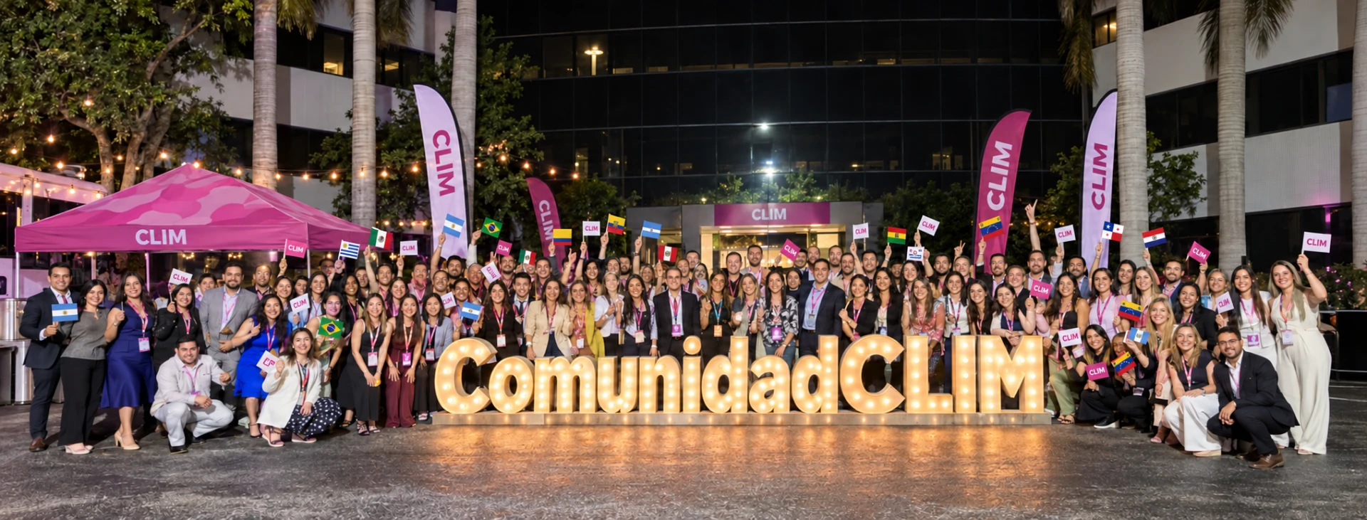 Colegas de toda Latinoamérica frente al cartel Comunidad CLIM